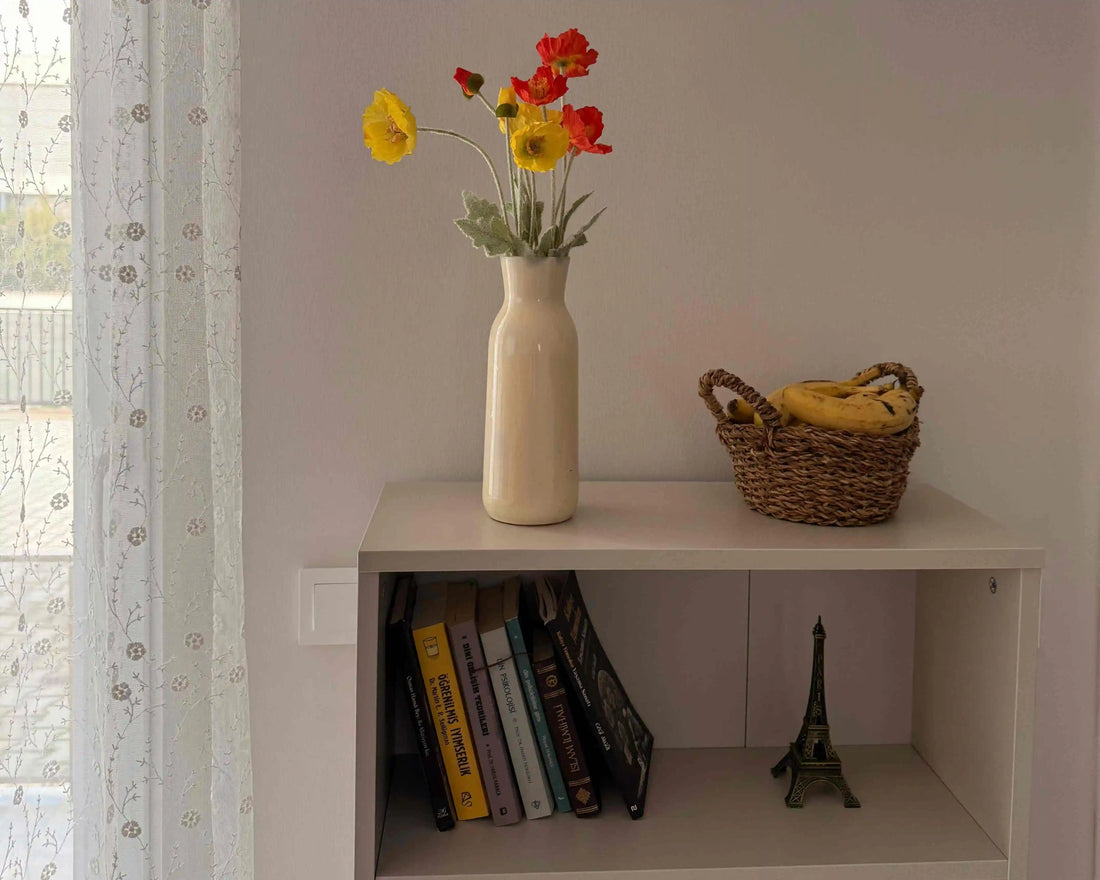 Un beau salon bien rangé, avec une décoration sobre, des paniers en osier et une ambiance chaleureuse.
