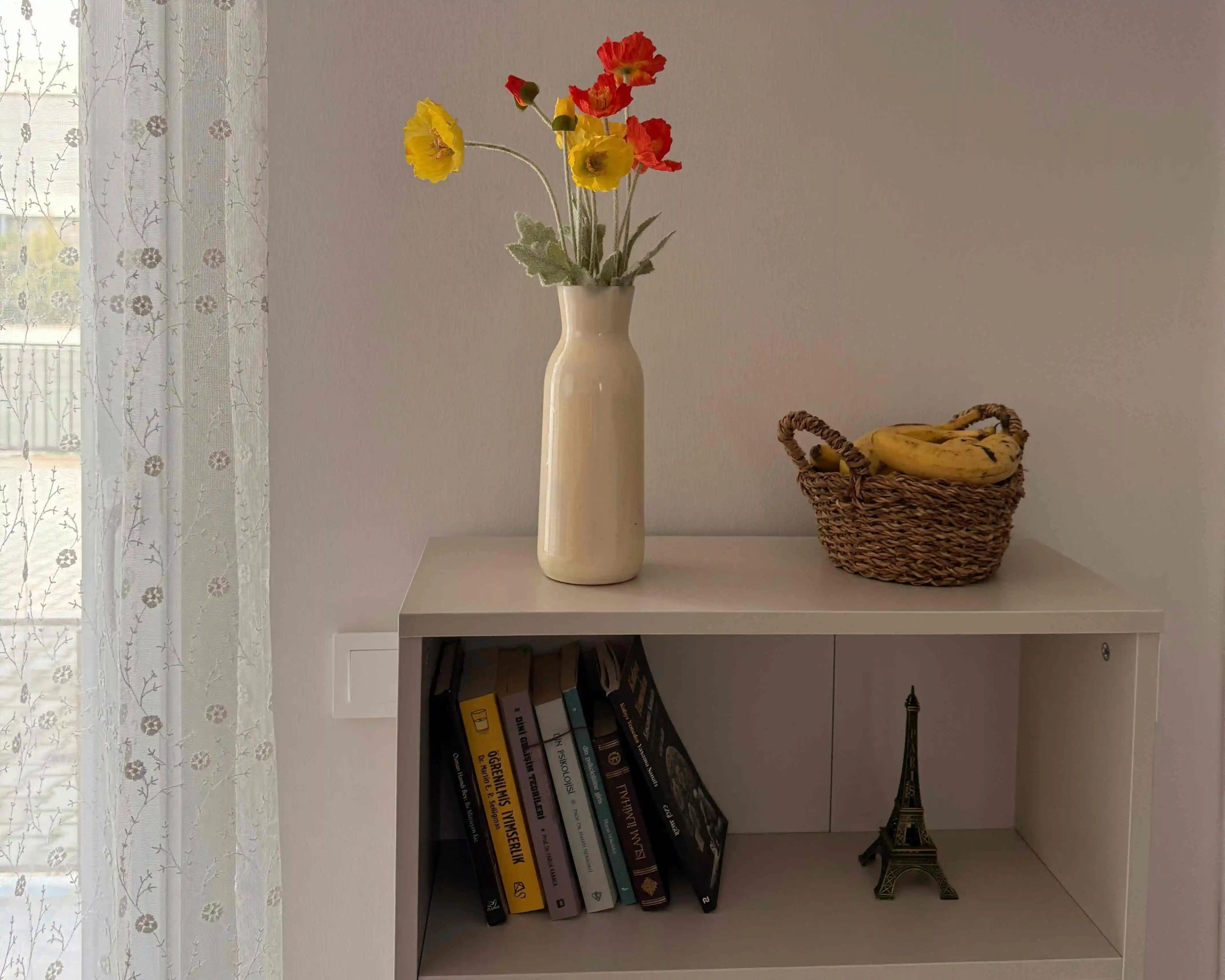 Un beau salon bien rangé, avec une décoration sobre, des paniers en osier et une ambiance chaleureuse.