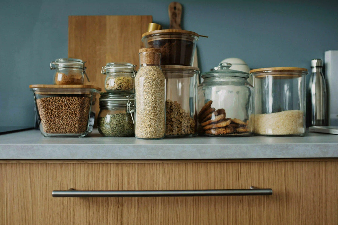 Une cuisine lumineuse et bien rangée, avec un plan de travail propre, des bocaux bien alignés et un aspect fonctionnel.