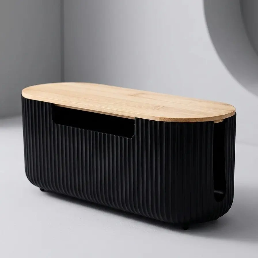 Boîte de rangement pour câbles noire avec couvercle et ouvertures latérales.