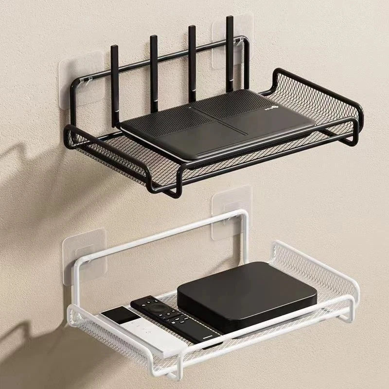 Étagère de rangement noire pour routeur, fixée au mur d'un salon avec télévision.
