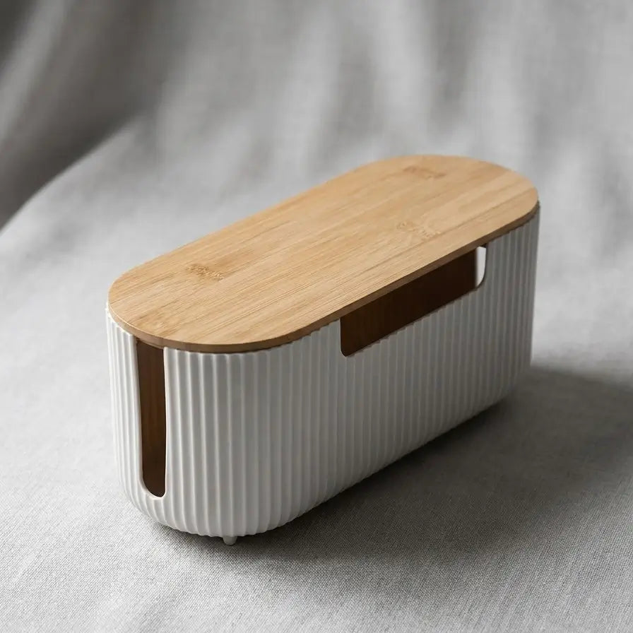 Boîte de rangement pour câbles blanche avec couvercle et corps cannelé.