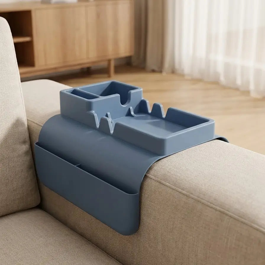 Organiseur pour accoudoir de canapé Canopée, couleur bleue, avec porte-verres et compartiments pour accessoires.