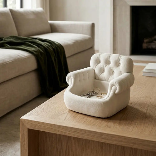 Rangement décoratif Chesterelle en forme de canapé Chesterfield, couleur blanc/crème, pour le salon.