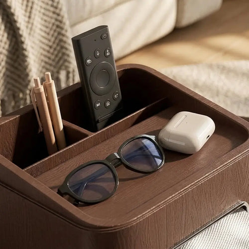 Organiseur aspect bois avec compartiments pour télécommande, lunettes et petits accessoires.