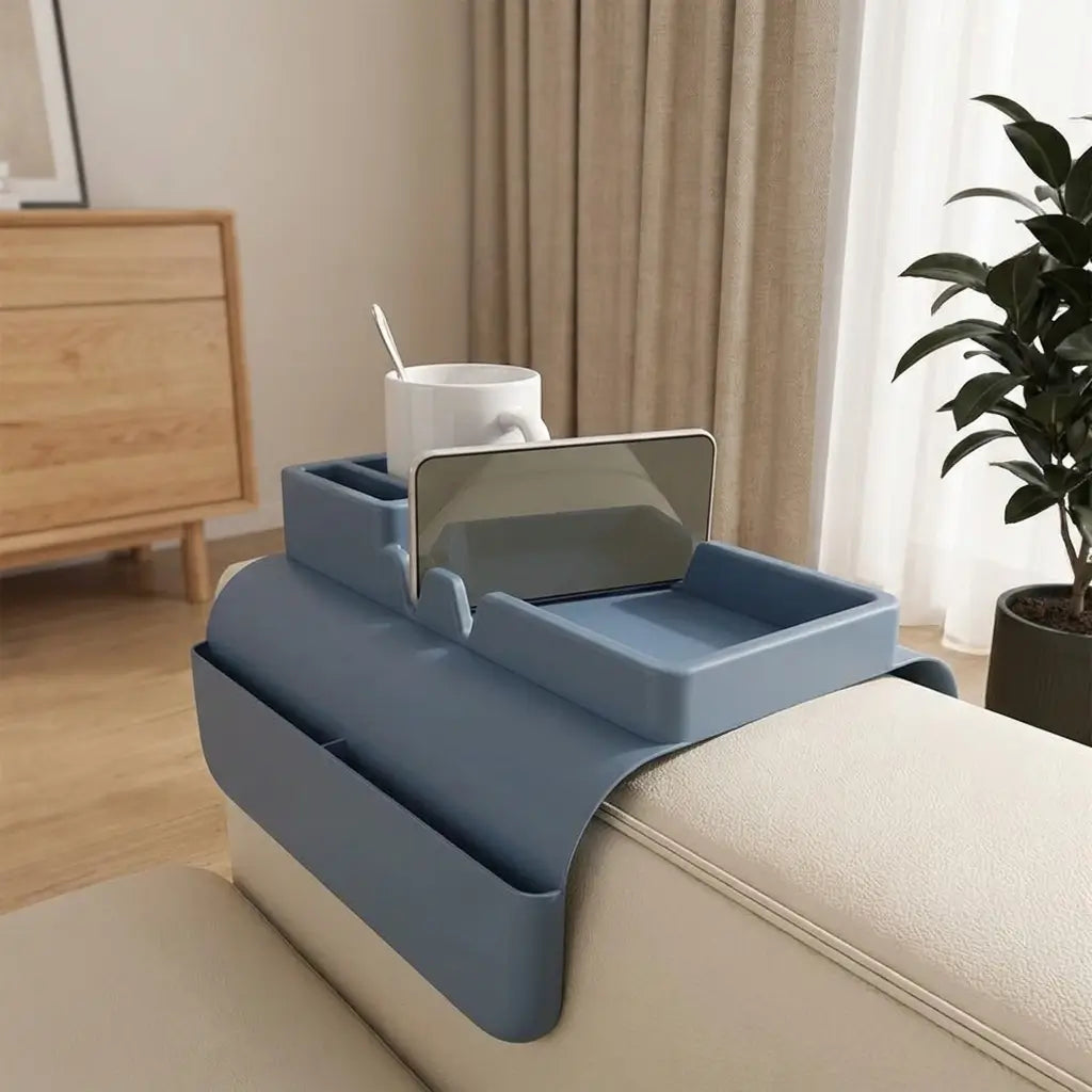 Caractéristiques du range-objets en silicone et PU à fixer sur l'accoudoir du canapé, avec bords surélevés et support pour téléphone portable.